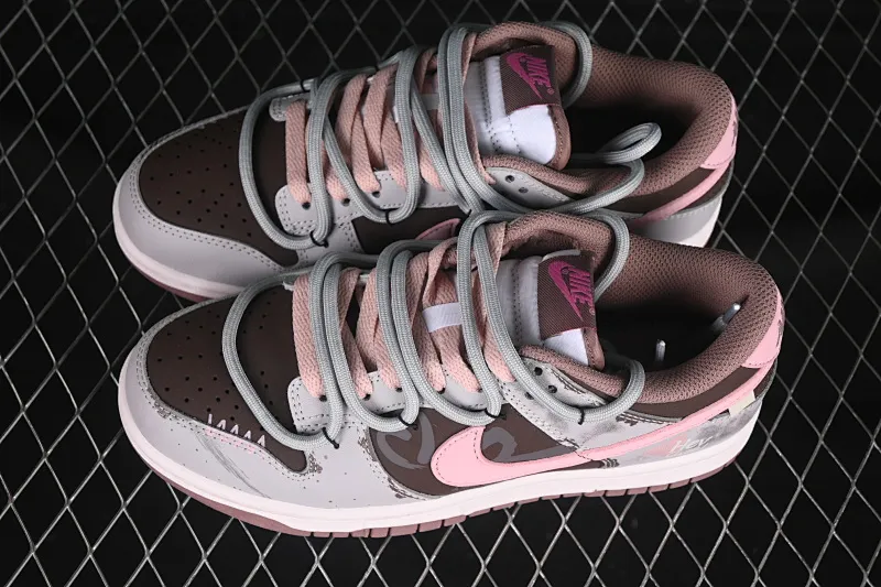 All Categories Nk SB Dunk Series Nk SB Dunk Low High-end Customized Low-top Shoes Nike Dunk Low Koala Party Pink Dream Chorus Sweet Cool Hot Girl Deconstructed Low-top Casual Shoes FZ3611-208